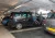 Jongen met syndroom van Down in de parkeergarage van het ziekenhuis