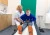 Jongen met syndroom van Down wordt onderzocht op een onderzoekstafel door een verpleegkundige