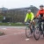 Twee wielrenners voor het gebouw van het St. Antonius 