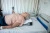 patiënt op kussen voor thuismonitoring hartfalen met cardiomems